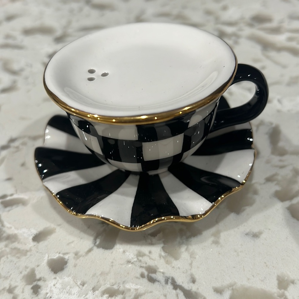 Set of two sale and pepper shakers